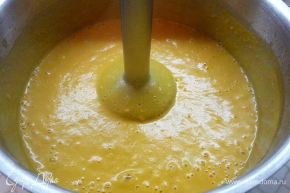 Когда чечевица будет готова, пюрируем суп блендером и добавляем сливки. Густоту супа регулируйте добавлением сливок. Посолим и поперчим по вкусу.