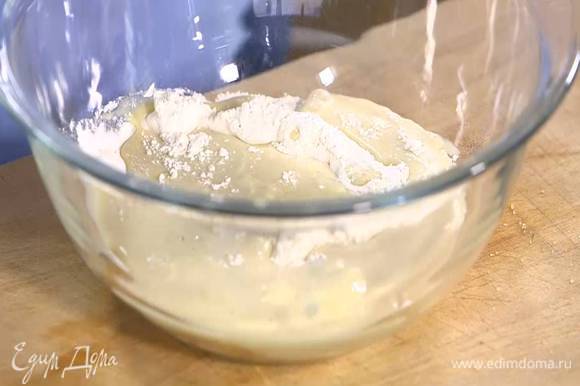 Муку перемешать с солью, затем влить в нее сахарно-молочную массу и вымешать тесто лопаткой.