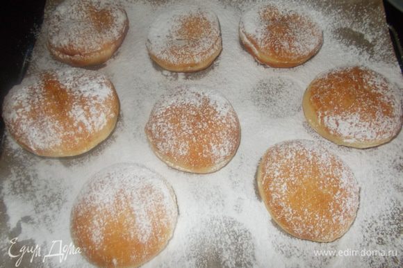 Когда пончики остынут, посыпьте их сахарной пудрой.