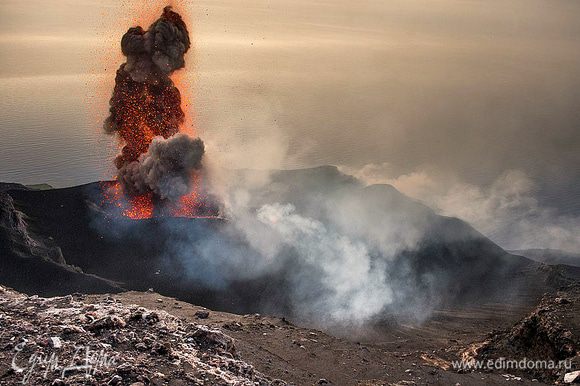 Вулкан Стромболи проснулся! Это зрелище действительно завораживает.