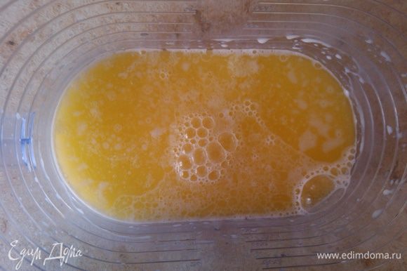 Растопленное сливочное масло добавить к яйцу с молоком и еще раз взбить.