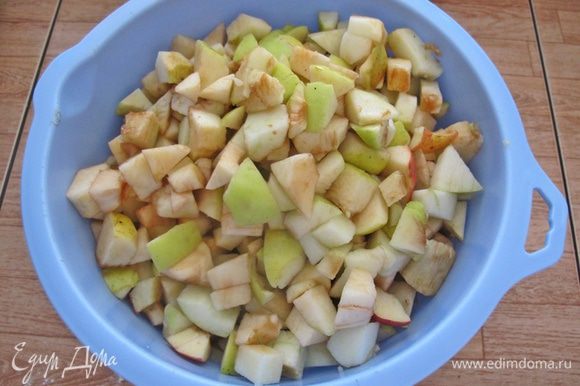 Яблоки очистить и нарезать кубиками. Масло растопить. Духовку включить на разогрев при 170ºС.