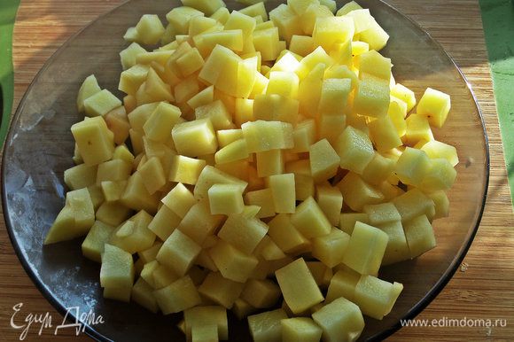 Картофель делим на кубики.