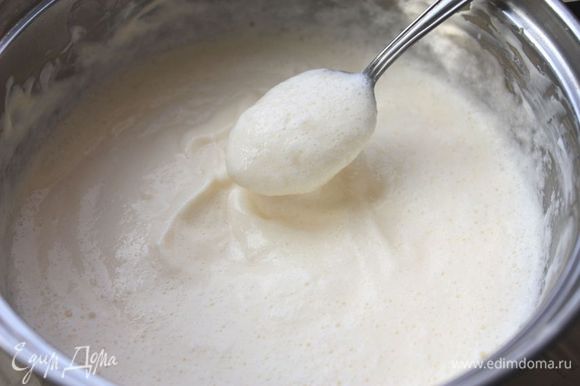 Аккуратно, частями, введите взбитые белки в сырную смесь. Здесь важно белки не перебить: крем должен получиться воздушным.