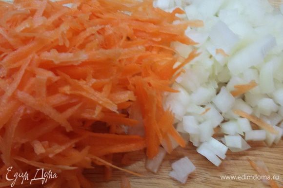 Лук нарезать мелкими кубиками, а морковь натереть на крупной терке. Все обжарить до готовности.