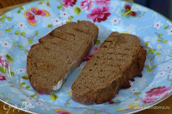 Разогреть сковороду-гриль и подсушивать хлеб с двух сторон до появления румяных полосок.