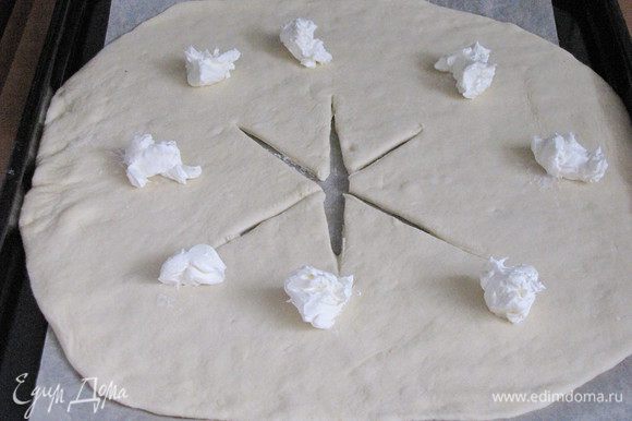 Разложить по кругу крем-чиз или творожный сыр.