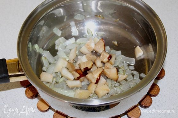Лук мелко порезать и обжарить на оливковом масле до прозрачности. Затем добавить порезанные грибы, обжарить еще пару минут.
