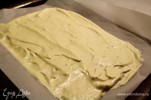 Противень застилаем бумагой для выпечки. Выкладываем на него тесто и в разогретую до 180°С духовку отправляем на 12 — 16 минут. Важно не пересушить, иначе будет крошиться.