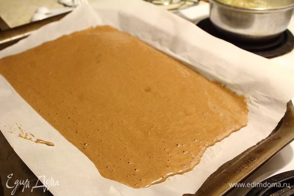 На застеленный пергаментом противень выкладываем тесто и в духовку при 180°С на 15 — 20 минут.