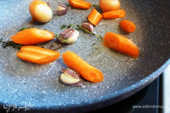 Чтобы приготовить «сумасшедшую воду», возьмем пару маленьких луковиц, мелкую морковку, тимьян, чеснок. На масле поджарим крупно нарезанную морковь, чеснок, раздавленный плоской стороной ножа, и луковки. Лук и чеснок можно не чистить!