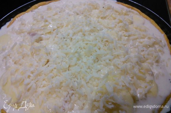 Выложить оставшийся картофель, залить вторую часть заливки, посыпать оставшимся сыром.