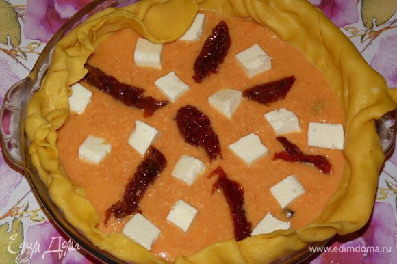 Вылить начинку на тесто, сверху выложить адыгейский сыр, нарезанный кубиками и вяленые томаты, нарезанные полосками. Края пирога завернуть вовнутрь.