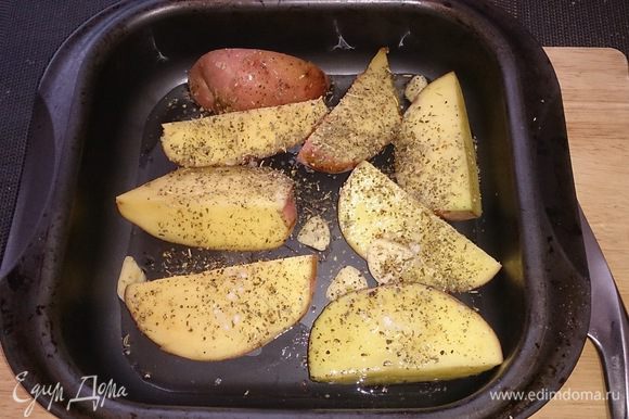 Картофель нарезаем крупными дольками, поливаем оливковым маслом, добавляем чеснок, посыпаем прованскими травами и крупной морской солью и перцем.