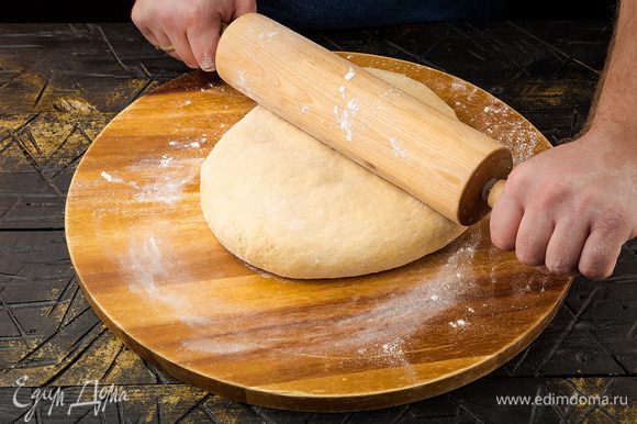 Раскатываем тесто в пласт толщиной 5 мм, посыпаем корицей, сворачиваем рулетом.