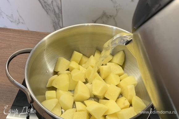 Картофель нарезать, залить водой, поставить вариться на средний огонь с приоткрытой крышкой. Солю я в конце — кажется, так быстрее овощи приготавливаются. Варим до готовности.