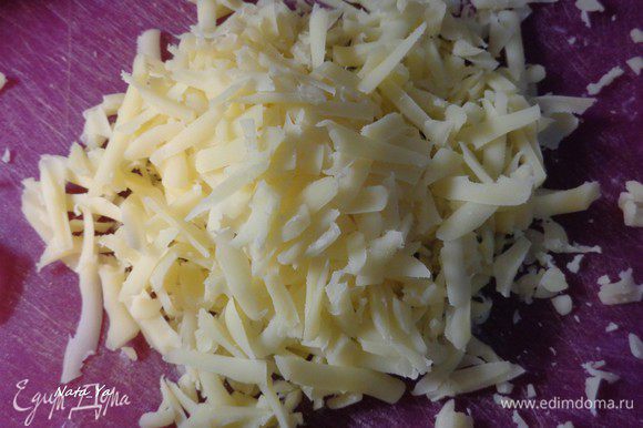 Твердый сыр (или пармезан) натереть на крупной терке.