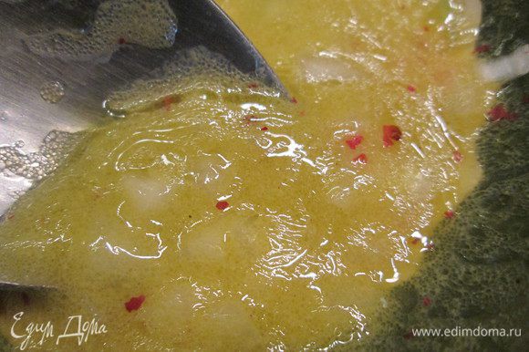 Готовим соус: сначала соединяем сок лимона с горчицей и взбиваем миксером. Струйкой вливаем оливковое масло, продолжая взбивать. Добавляем мелко нарезанный лук и красный перец.