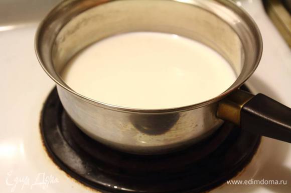 Для крема доведем молоко до кипения.