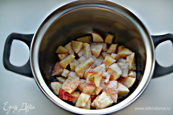 Оставшиеся яблоки нарежьте кубиками. Добавьте сахар, немного лимонного сока и потушите до мягкости на слабом огне.