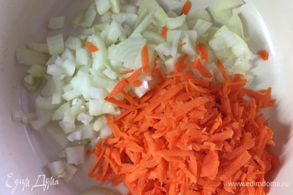 Делаем зажарку из тертой моркови и лука на подсолнечном масле.