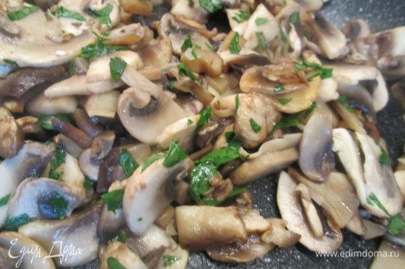 Разогреваем бульон, а тем временем нарезаем мелко лук, грибы режем ломтиками. Обжариваем грибы на оливковом масле и добавляем нарезанную мелко петрушку.