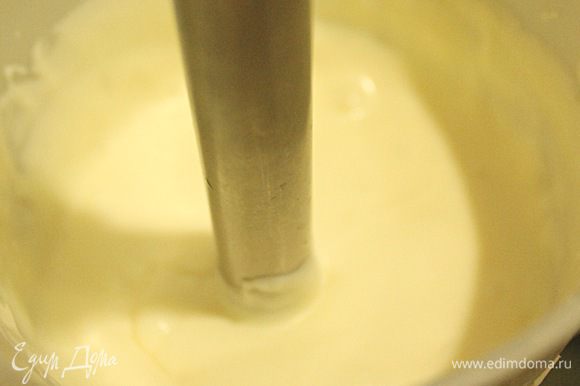 Для мусса смешать блендером творожный сыр, маскарпоне, сгущенное молоко.