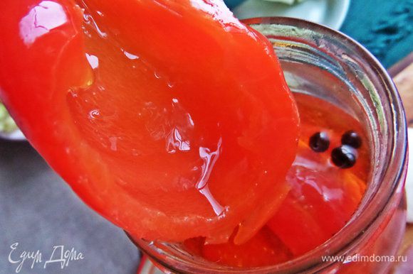 Маринованный перец домашней заготовки вынимаем из рассола. Рецепт здесь: http://www.edimdoma.ru/retsepty/59946-marinovannyy-perets В идеале вместо перца-вяленые томаты.