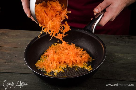 Морковь с чесноком обжарить на растительном масле, добавить специи.
