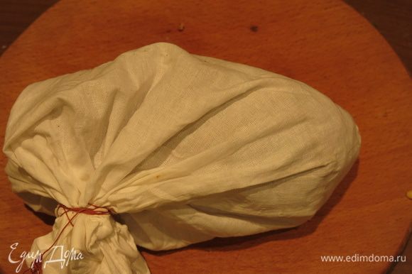 Помещаем колобок в мешок, завязываем так, чтобы оставалось пространство между тестом и тканью. Мешочек для похлебки не должен стираться с мылом или другими моющими, чтобы не изменился вкус блюда.
