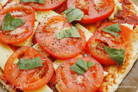 Раскатать тесто, смазать томатной пастой, уложить моцареллу кусочками, сверху — помидоры кружочками. Приправить слегка солью и перцем, свежим базиликом.