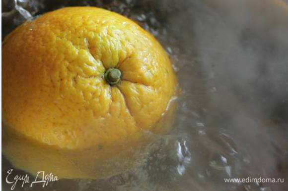 Залить апельсины холодной водой так, чтобы жидкость только покрывала их, и довести до кипения. Уменьшить огонь, прикрыть крышкой и варить, время от времени помешивая, 3–4 часа, пока плоды не станут мягкими, затем остудить.
