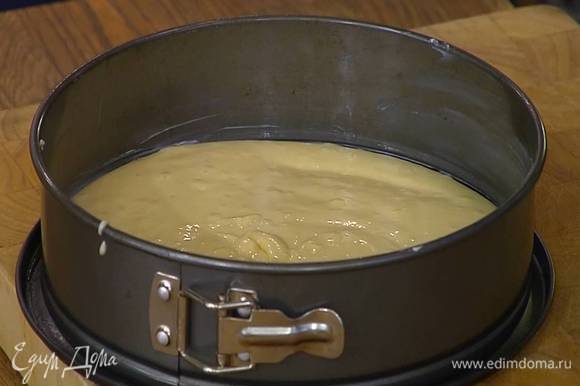 Разъемную форму смазать оставшимся сливочным маслом, равномерно выложить тесто и выпекать в разогретой духовке 15 минут.