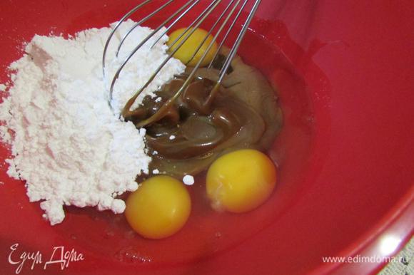 В миске соединить яйца, сгущенку и сахарную пудру.