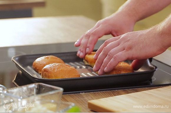 Разогреть сковороду-гриль и подсушивать хлеб до появления румяных полосок.