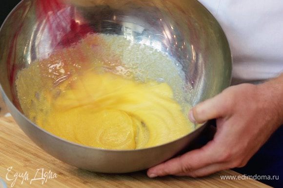Яйца комнатной температуры разделить на белки и желтки. Желтки взбить со 100 г сахара и с ванилином не очень сильно.