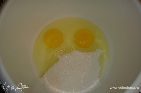 Яйца взбить с сахаром и ванильным сахаром до образования пены.