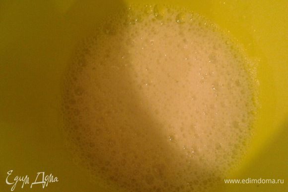 Отделите белки от желтков. В большой миске взбейте яичные белки до мягких пиков. Добавьте 100 г сахарного песка и взбейте до жестких пиков.