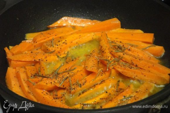 Если у вас морковь среднего размера, то каждую разрежьте на 4 части, если крупная, как у меня, нарежьте вдоль на крупные брусочки. Выложите на сковороду с разогретым сливочным маслом, добавьте листочки розмарина, мед, влейте 2 ст. ложки воды посолите, поперчите и тушите на медленном огне 15 минут, периодически помешивая, пока морковь не станет мягкой, а жидкость превратится в глазурь.