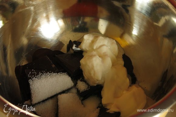 Ломаем шоколад, кладем сливки и ванильный сахар, ставим миску с продуктами на водяную баню.