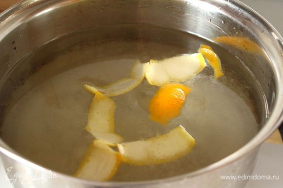 Для груш. В кастрюлю наливаем воду, кладем сахар, цедру и сок лимона. Доводим до кипения.