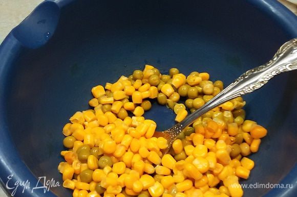Яйца и картофель отварить, остудить и почистить. Положить в салатник по 5 столовых ложек кукурузы и горошка.