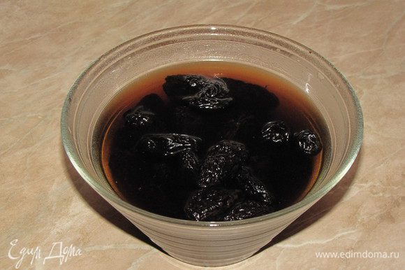 Чернослив замочить в крепком чае часа на четыре или меньше. Если чернослив мягкий, то можно вообще не замачивать. Смотрите по своему черносливу.