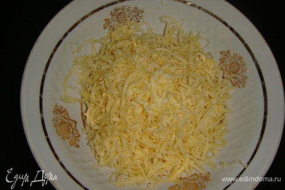 Твердый сыр натереть на средней терке.