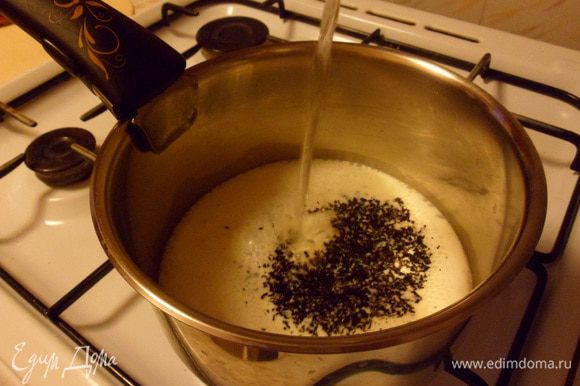 В кипящее молоко всыпьте чай и сразу влейте горячую воду.