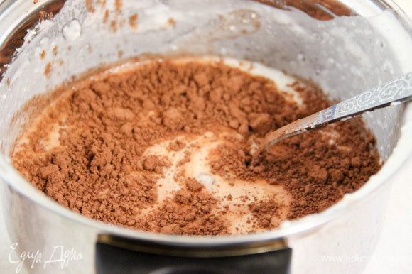 В одну часть насыпаем какао-порошок и хорошо перемешиваем. Во вторую (по желанию) можно добавить сухофрукты, орехи, кокосовую стружку — все, что угодно!