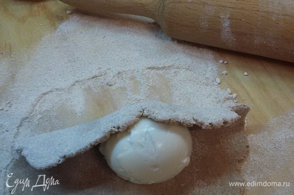 Разделить тесто на 6 частей. Каждую часть раскатайте в тонкую лепешку. На середину лепешки положите яйцо и заверните в тесто.