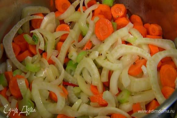Морковь почистить, нарезать небольшими кусочками и выложить в кастрюлю с овощами, все перемешать, накрыть крышкой и тушить 4‒5 минут.