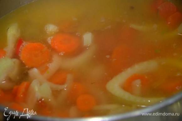 Залить овощи горячей водой, так чтобы они были полностью покрыты, и варить до готовности моркови 15‒20 минут.