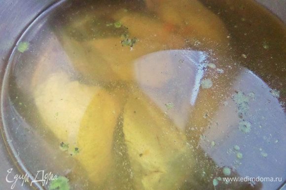 Бульон варим заранее на куриной грудке. Пригодится и к этому рецепту: http://www.edimdoma.ru/retsepty/90490-farfalle-s-kuritsey-v-tomatnom-souse